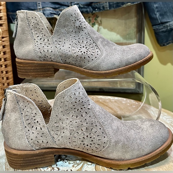 EUC Sofft “Barrosa” Laser Cut Light Grey and Silver Metallic Bootie. Size 7 - Picture 7 of 10